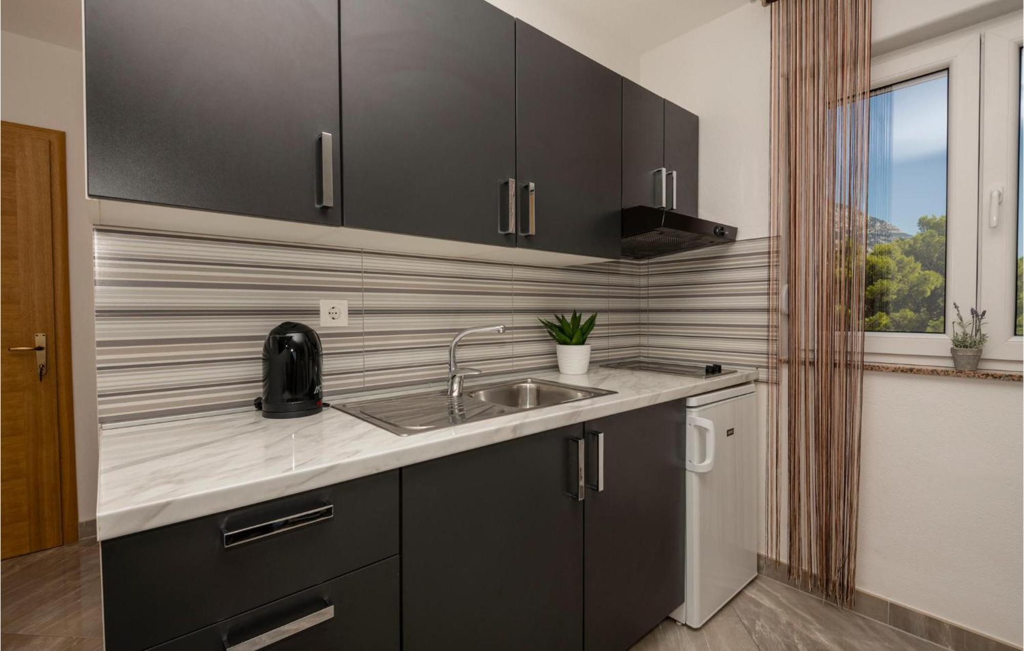 Stunning Apartment In Krvavica With Kitchen Exteriér fotografie